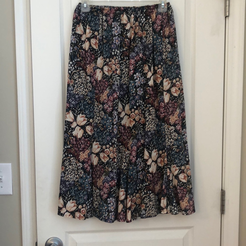 💗😊pretty flowery skirt with plates at the bottom size medium. Covers calf😊